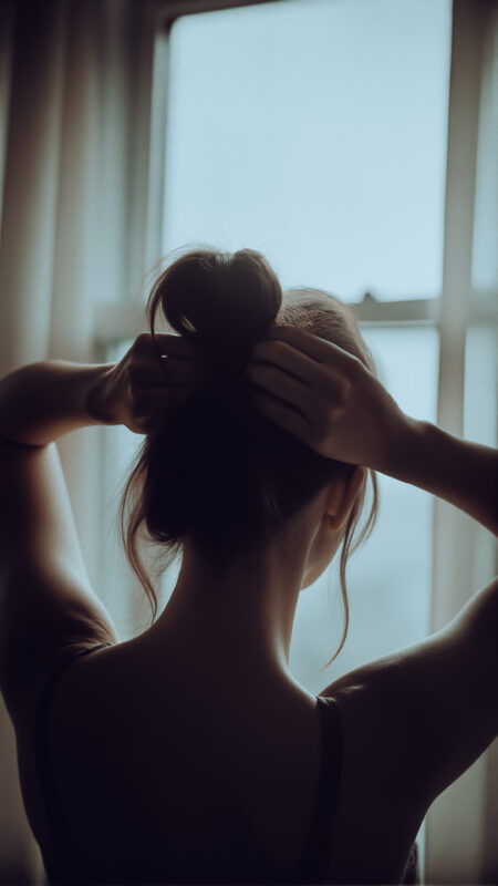 お団子頭をセットする女性 02