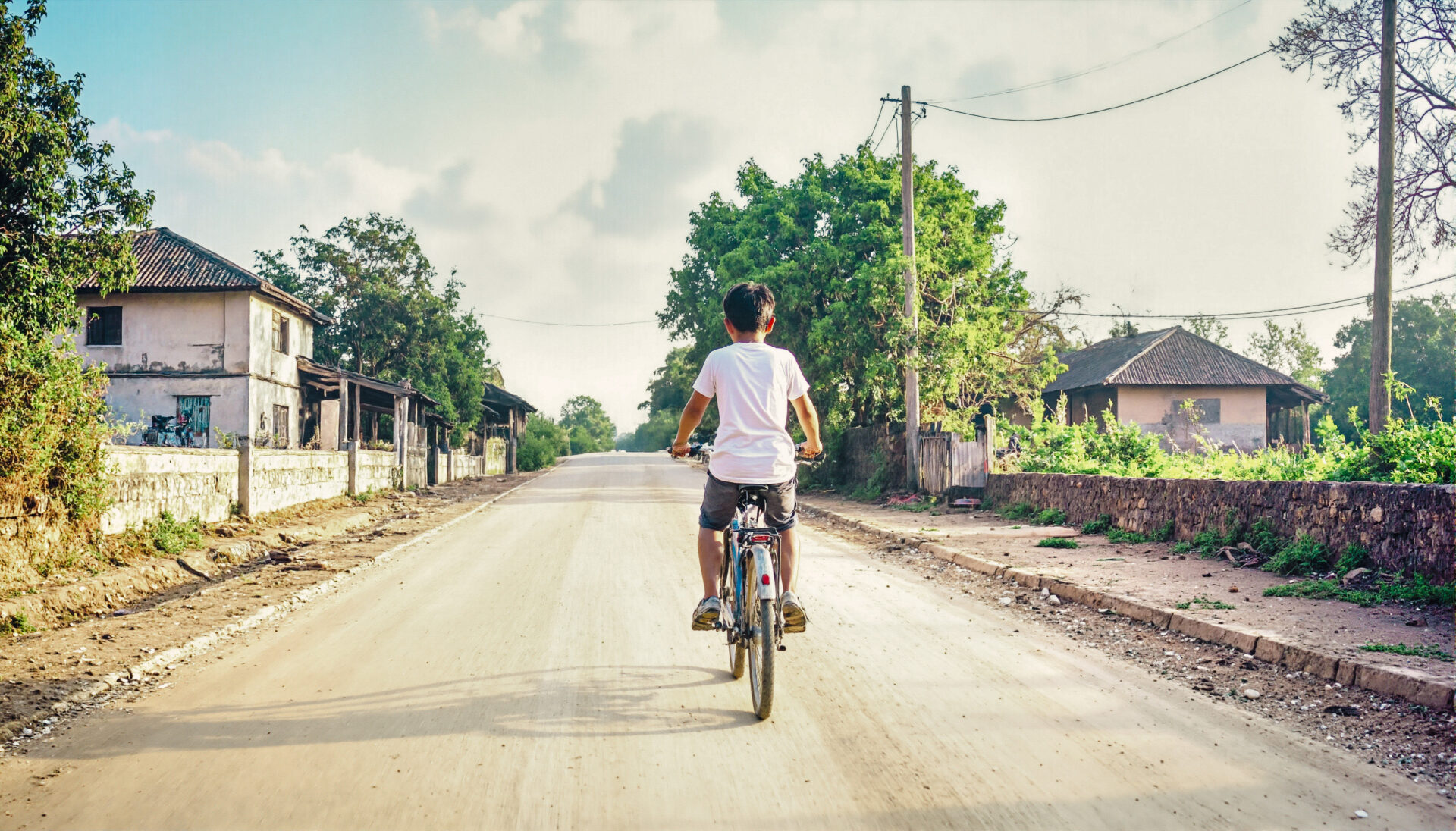 自転車でおでかけする少年